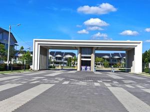 ein Parkplatz mit einem Gebäude mit Garage in der Unterkunft Yellowstone 13pax GatedGuarded KTV Games Kidslide in Keluang