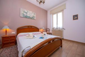 dziecko leżące na łóżku w sypialni w obiekcie Residenza La terrazza di Dante - Happy Rentals w mieście Stresa