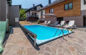Der Swimmingpool an oder in der Nähe von 4 Bedroom Stunning Home In Plaski