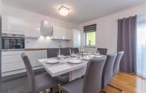 kuchnia i jadalnia z białym stołem i krzesłami w obiekcie Stunning Home In Gornje Rastane w mieście Donje Raštane