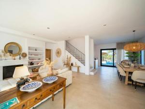 Χώρος καθιστικού στο Holiday Home in Ibiza near Cala Llonga Beach
