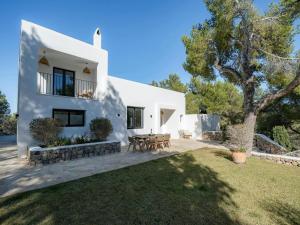 Κήπος έξω από το Holiday Home in Ibiza near Cala Llonga Beach