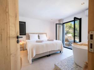 Ένα ή περισσότερα κρεβάτια σε δωμάτιο στο Holiday Home in Ibiza near Cala Llonga Beach +30 φωτογραφίες