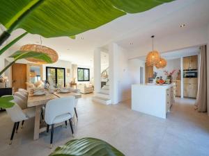 Χώρος καθιστικού στο Holiday Home in Ibiza near Cala Llonga Beach