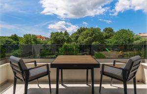 リジュニャンにあるVilla Cascadaのテーブルと椅子2脚、景色を望むバルコニー +48枚の写真