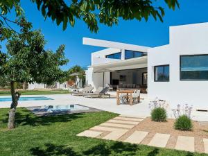 Hồ bơi trong/gần Villa in Ibiza near Benirrás Beach