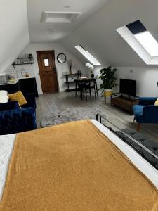 Posezení v ubytování Tranquil loft apartment overlooking countryside