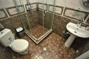 Un baño con ducha, inodoro y lavabo. en A cozy apartments, en Batumi 5 fotos más