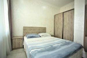 Una cama con dos almohadas encima en una habitación. en A cozy apartments, en Batumi