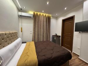 TV a/nebo společenská místnost v ubytování New White Pyramids Inn