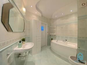 Et badeværelse på Bonjour Room - 10 Min to Old Town Gdańsk,PKP & Shopping Mall