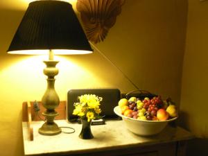 una mesa con una lámpara y un bol de fruta en ella en 16 Franklin Bijou Boutique, en Harrogate