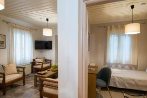 a hotel room with a bed and a table and chairs at Strada Giustiniana - Σπίτι στο κέντρο της πόλης in Zakynthos Town