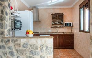 Η κουζίνα ή μικρή κουζίνα στο Beautiful Home In Algodonales With Wifi