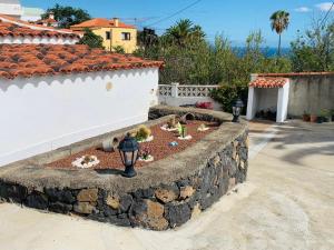 pared de retención con jardín frente a una casa en Casa El Pajero, en Breña Alta 1 foto más