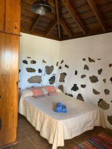 1 dormitorio con 1 cama con vacas en la pared en Casa El Pajero, en Breña Alta