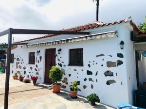 una casa blanca con un muro de piedra en Casa El Pajero, en Breña Alta