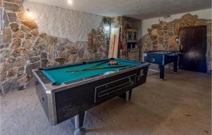 Biliardový stôl v ubytovaní Gorgeous Home In Sveti Rok With Jacuzzi
