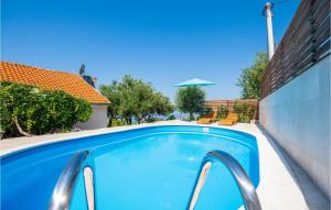 Bazén v ubytování Holiday Home Podgora 14 nebo v jeho okolí