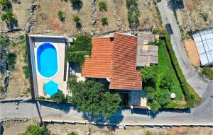 Bazén v ubytování Holiday Home Podgora 14 nebo v jeho okolí