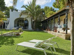マドリードにあるVilla in Sant Josep near Beautiful Beachesのラウンジチェア2脚付きの庭