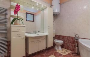 Kúpeľňa v ubytovaní Three-Bedroom Holiday Home In Buje