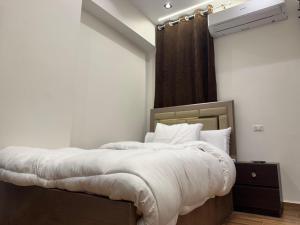 Postel nebo postele na pokoji v ubytování New White Pyramids Inn