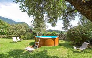 une piscine avec une échelle à côté de deux chaises dans l'établissement Amazing Home In Camaiore With Kitchen, à Camaiore