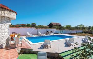 una piscina con un mucchio di sedie intorno di Four-Bedroom Holiday Home In Cista Velika a Velika Čista