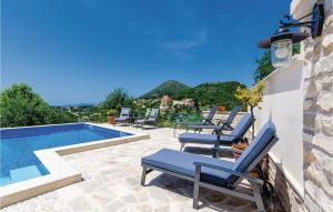 eine Villa mit einem Pool und Liegestühlen in der Unterkunft Three-Bedroom Holiday Home In Orasac in Orasac + 42 Fotos