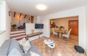 Televiisor ja/või meelelahutuskeskus majutusasutuses Awesome Home In Krivodol With Wifi