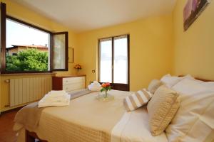 A bed or beds in a room at Sunrise in Baveno - Happy Rentals
