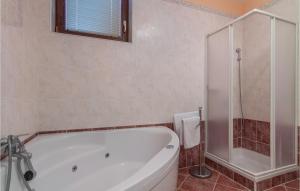 Kúpeľňa v ubytovaní Three-Bedroom Holiday Home In Buje