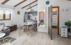 Zdjęcie z galerii obiektu Awesome Home In Rovinj With Kitchen w Rovinj
