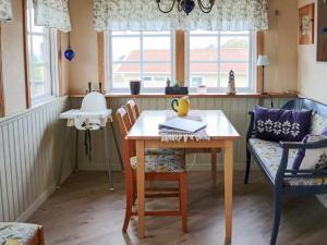 Posezení v ubytování 5 person holiday home in FALKENBERG