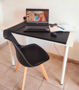 ein schwarz-weißer Schreibtisch mit Laptop und Stuhl in der Unterkunft Relax Oasis del Mar in Puerto de Santiago