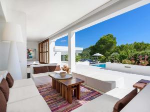 Bazén v ubytování Villa in Ibiza with Sea Views & Infinity Pool nebo v jeho okolí