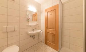 Koupelna v ubytování Pension Krüner Stub´n + 21 fotografií