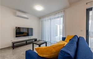 Televisyen dan/atau pusat hiburan di Cozy Apartment In Vir With Wifi