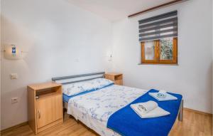 a bedroom with a bed with towels on it at Stunning Apartment In Njivice With Wifi in Njivice