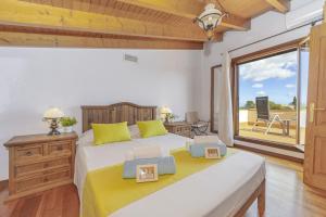Postel nebo postele na pokoji v ubytování Villa Son Rotger + 26 fotografií