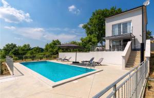 パジンにあるVilla Forest Fairyの家の前のプール