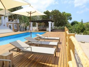 Πισίνα στο ή κοντά στο Holiday villa with pool in Cala Tarida