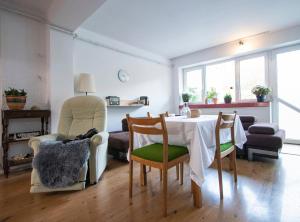 a living room with a table and chairs at LL Villa Sanandrei in Sânandrei