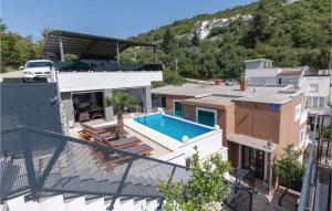 Blick auf ein Haus mit einem Pool in der Unterkunft Four-Bedroom Apartment In Klek in Klek