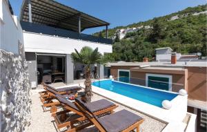 eine Villa mit einem Pool auf einem Gebäude in der Unterkunft Four-Bedroom Apartment In Klek in Klek