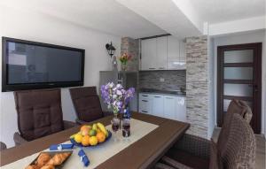 Küche/Küchenzeile in der Unterkunft Four-Bedroom Apartment In Klek