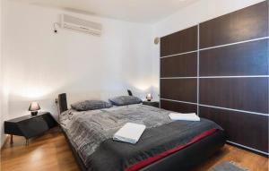 Ein Bett oder Betten in einem Zimmer der Unterkunft Four-Bedroom Apartment In Klek
