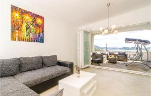 Ein Sitzbereich in der Unterkunft Four-Bedroom Apartment In Klek