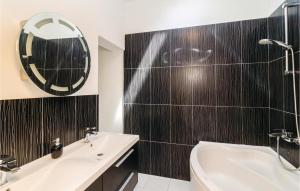 Ein Badezimmer in der Unterkunft Four-Bedroom Apartment In Klek